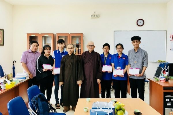 Trao học bổng cho SV và trồng cây tại trường ĐH XHNV